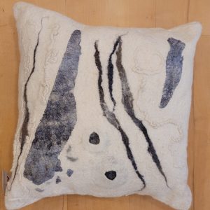 Coussin en laine feutrée &lsquo;Contrées lointaines&rsquo;