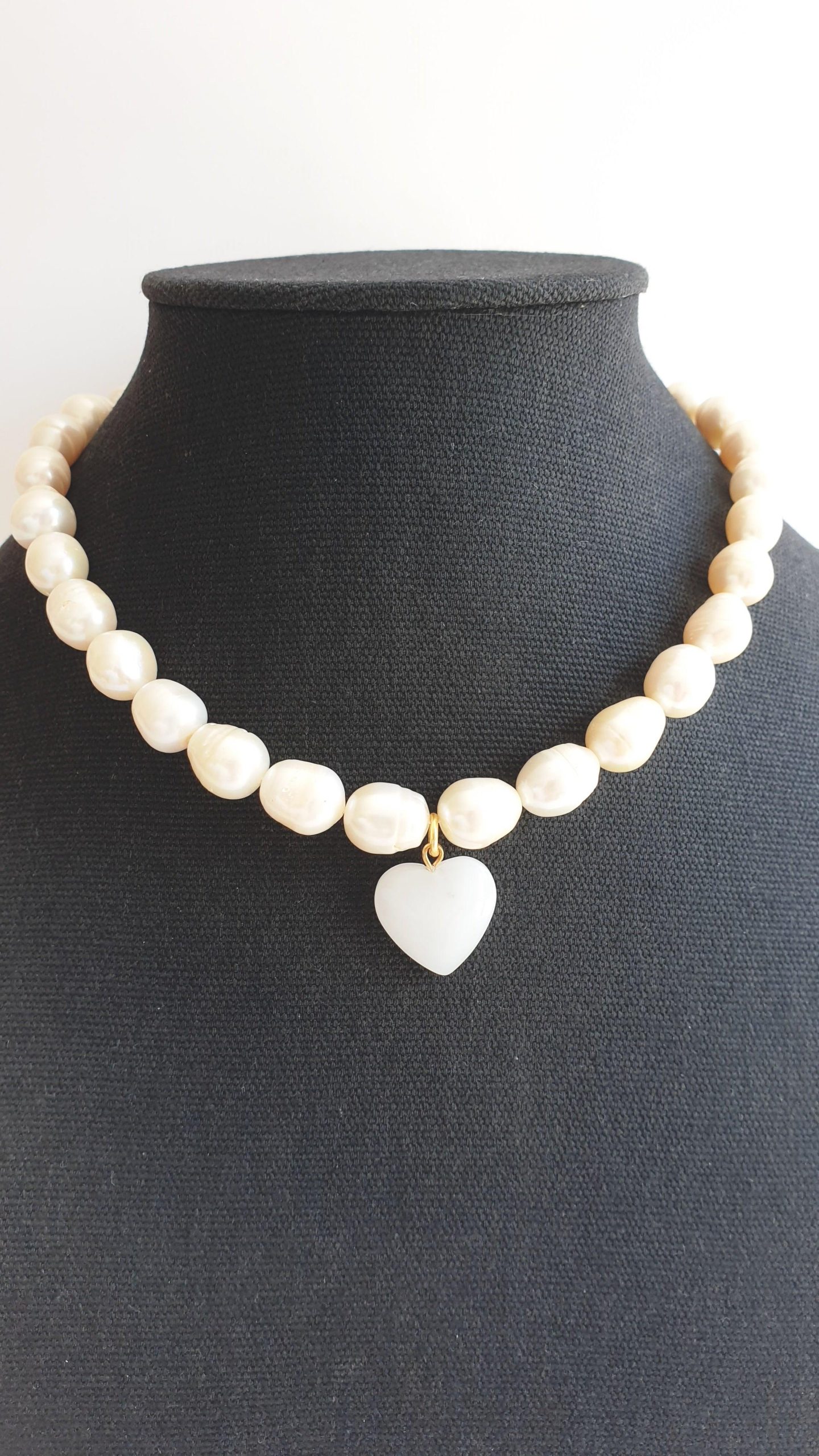 N74611 Collier perles et pendentif cœur - Karine Sultan – Image 3