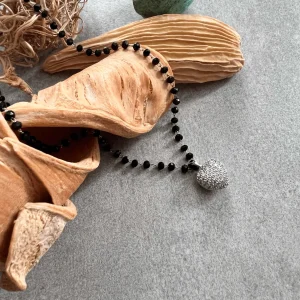 Collier AMANDA perles noires et pendentif argenté cœur strass