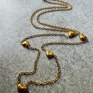 Collier ANDREANNE ras de cou petits cœurs dorés