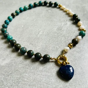 Collier asymétrique SO SWEET perles turquoises et blanches pendentif cœur bleu lapis