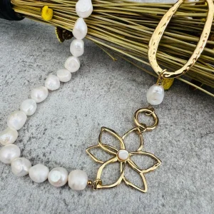 Collier asymétrique MARYLENE perles blanc nacré et fleur dorée