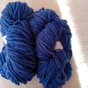 Écheveau Bleu pervenche – 10 brins – super bulky – aiguilles +-10-12