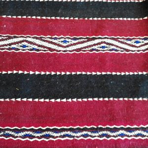 Grand tapis berbère tissé traditionnel rouge foncé et noir