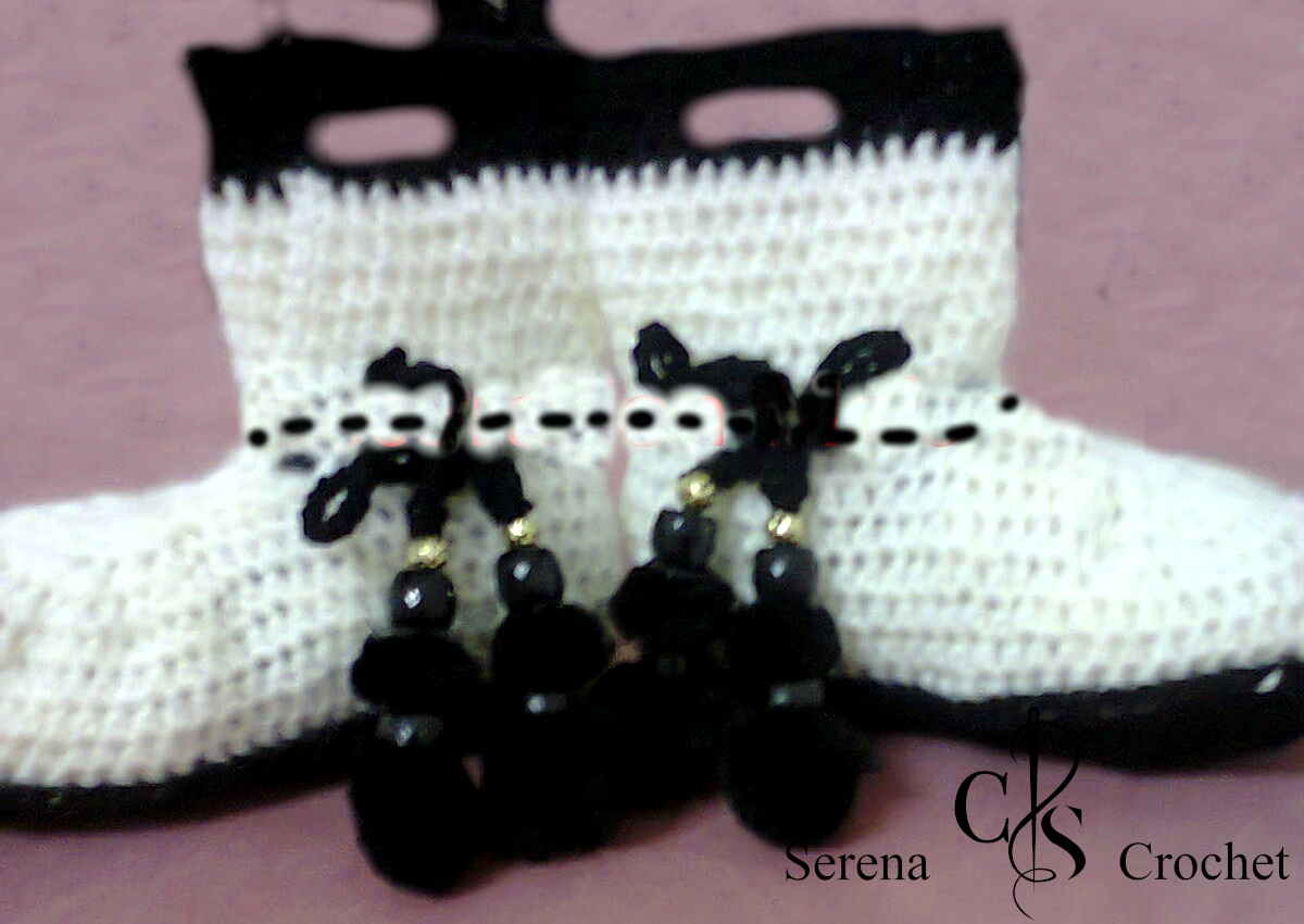 Bottes blanc et noir aux pompons au crochet – Image 2