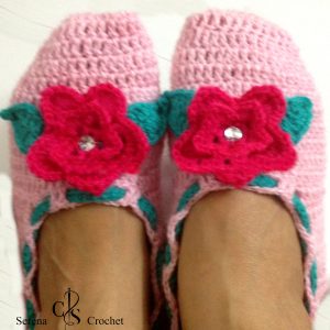 Chaussons rose au fleur à cinq pétales en relief au crochet