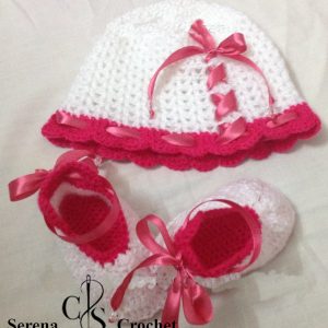 Bonnet et chaussures bébé mignon au crochet blanc et rose fushia