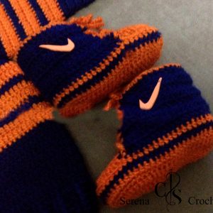 Bottes orange et bleu avec arc orange au crochet