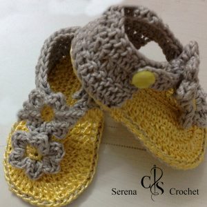 Sandales bébé jaune avec fleur gris au crochet