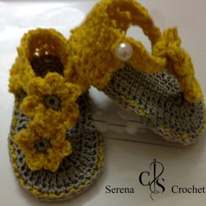 Sandales bébé gris avec fleurs jaune au crochet