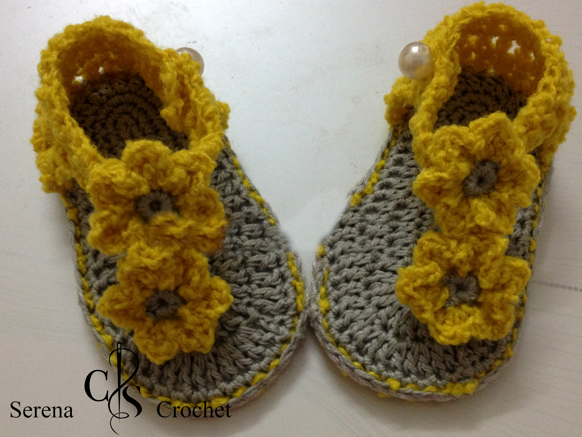 Sandales bébé gris avec fleurs jaune au crochet – Image 2
