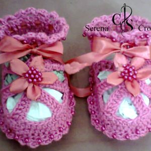 Chaussure bébé habillé perlé satiné rose au crochet