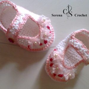 Chaussure bébé aux fleurs organza perlé au crochet