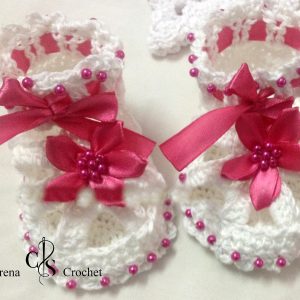 Chaussure habillé perlé satiné blanc et rose au crochet