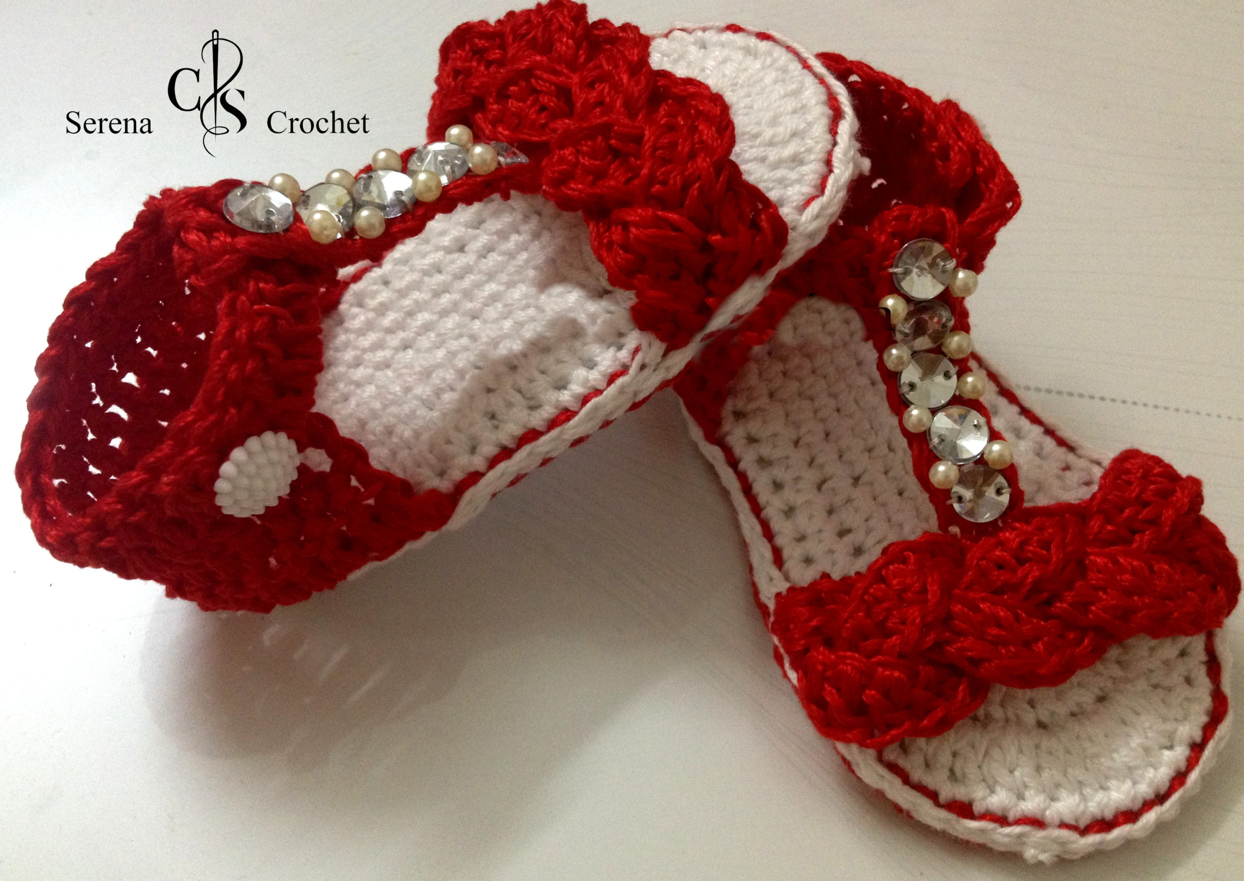 Sandales bébé estivale rouge perlé au crochet