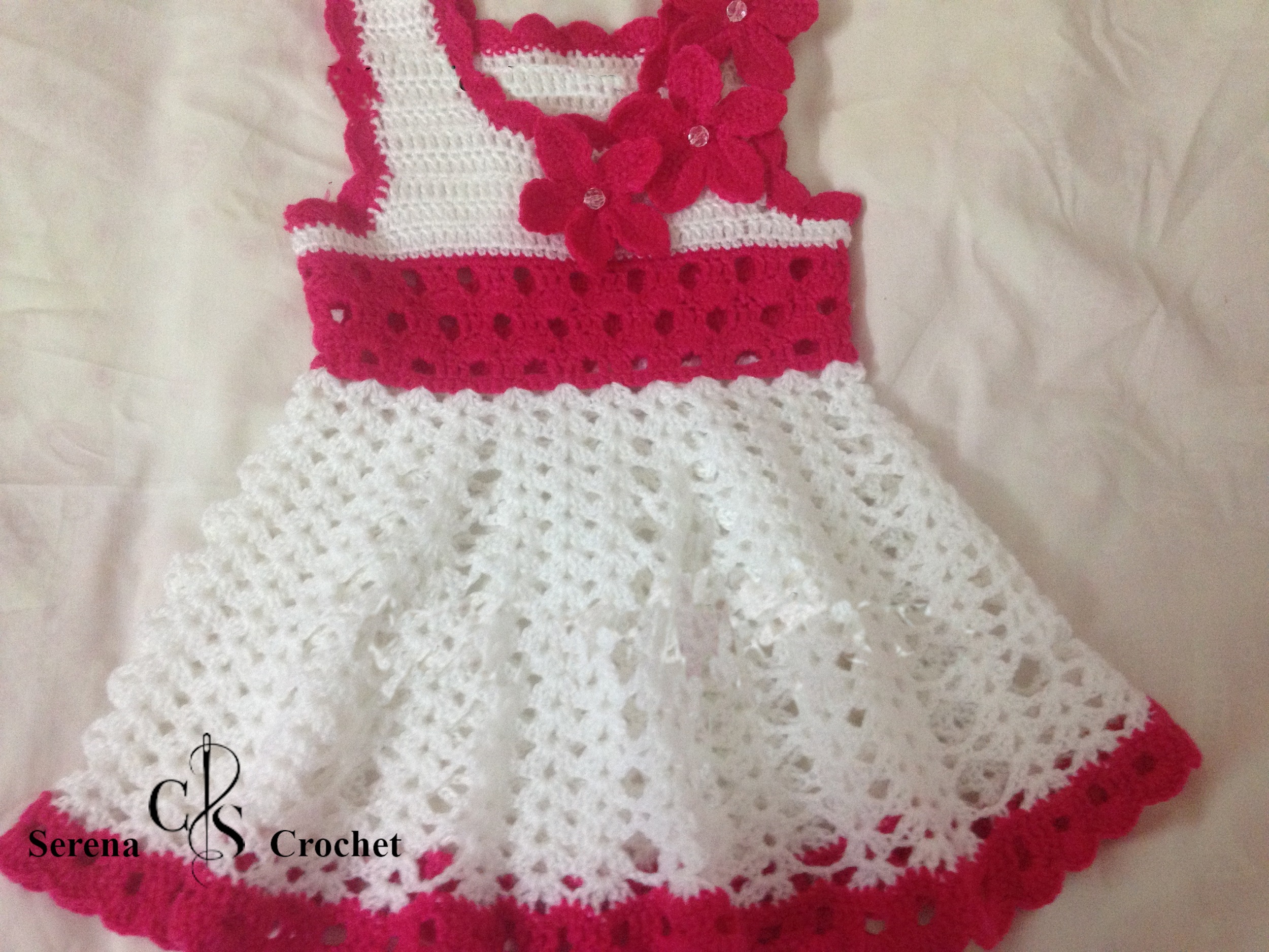 Robes bébé mignon au crochet blanc et rose fushia