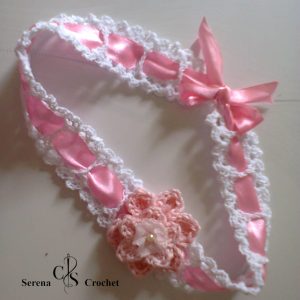Serre-tête blanc au ruban satin avec fleur rose au crochet